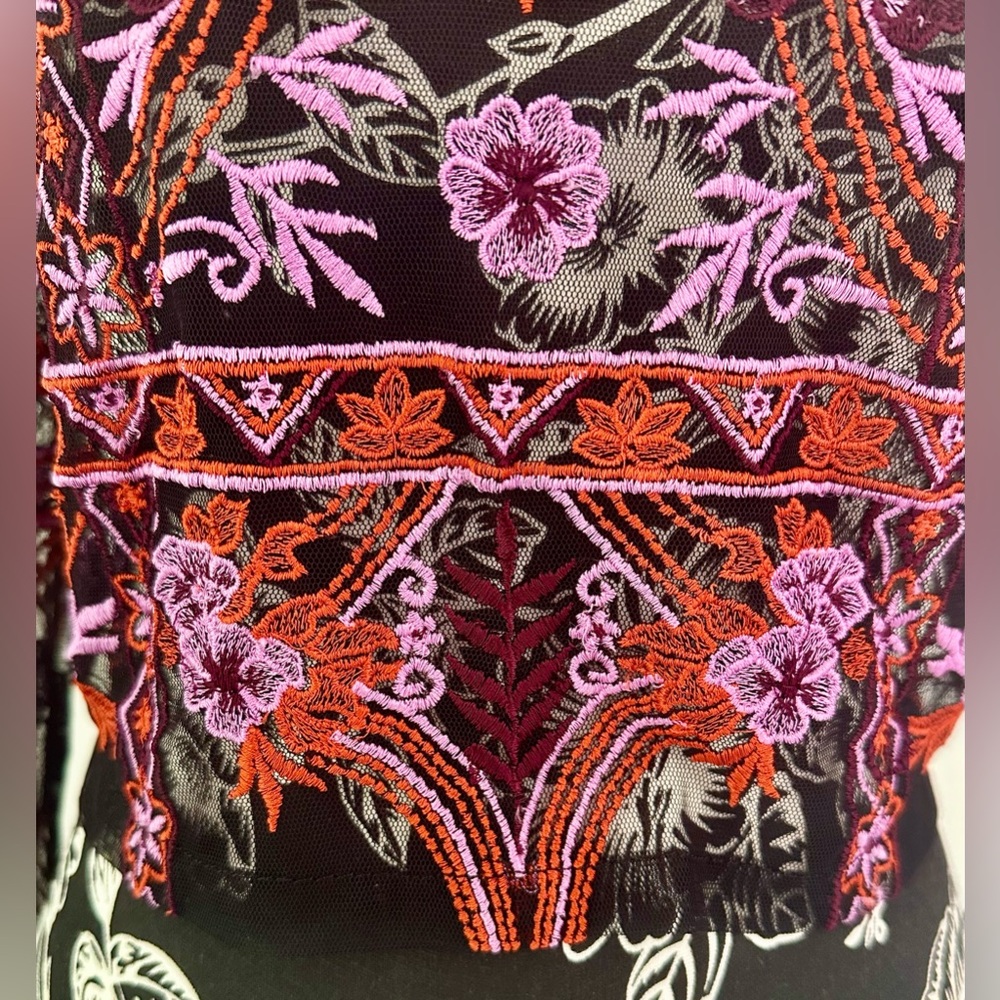 House of Harlow x Revolve embroidered sheer crop top - Picture 5 of 10